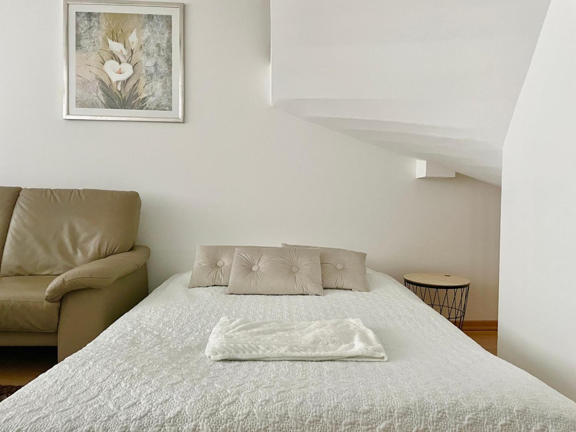 Spacious 90m2 Maisonette With Free Parking *